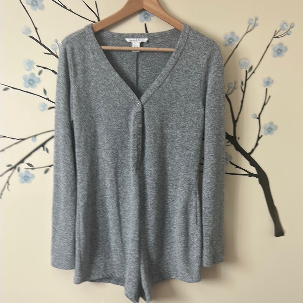 Weekend Edition romper VGUC women’s Gray V-Neck Buttoned